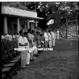 Para undangan sedang menyanyikan lagu indonesia raya bertempat di halaman gedung negara grahadi p...