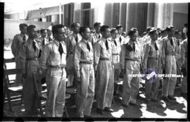 Para peserta Peringatan HUT Kemerdekaan RI ke 8, dari pegawai pemerintah di gedung negara grahadi...