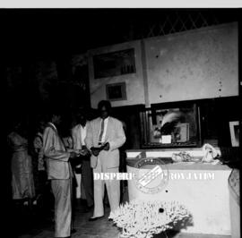 Kunjungan Sekjen di stand pameran CFI di Surabaya, tahun 1958