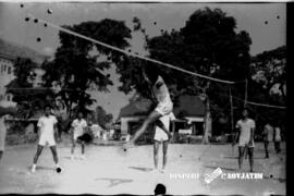 Suasana jalannya pertandingan cabang olahraga volly ball dalam peringatan Hari Maritim Surabaya, ...