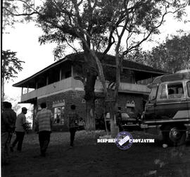 Sebuah penginapan / kantor pusat yang berada di tengah Taman Nasional Baluran foto diambil pada s...
