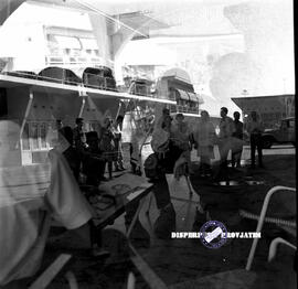 Beberapa orang turis mancanegara asyik bercengkerama di teras Hotel Tanjung, foto diambil pada ke...
