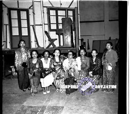 Foto bersama dalam acara batik show  di surabaya, 16 – 12 – 1953