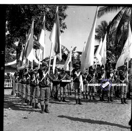 Barisan kontingen penyambut kedatangan bendera PON VII Surabaya ketika berada di Kecamatan Mantin...