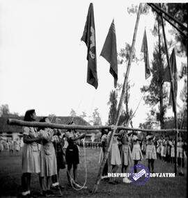 Pengibaran bendera pandu dalam peringatan hari Boden Powell di Surabaya yang dilakukan oleh para ...
