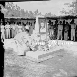 Seorang pejabat meletakkan karangan bunga pada peresmian pemugaran makam Pak  Mujair, terlihat pa...