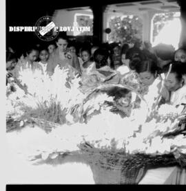 Tim juri sedang melakukan penilaian lomba merangkai bunga (florist) di  Surabaya, 23 – 6 – 1955