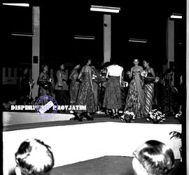 Para peragawati ketika melakukan peragaan busana dalam batik show  di surabaya, 16 – 12 – 1953
