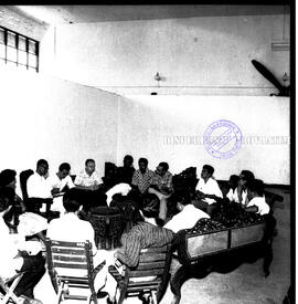 Rapat / pertemuan panitia pada pameran lukisan dan Grafika USSR di Surabaya, 6 s.d  11 – 2 – 1961