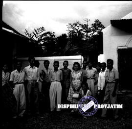 Beberapa orang foto bersama didepan sebuah rumah pada Kasada, 24 – 6 – 1956
