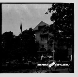 Sebuah gedung di Jl. Sumatra dengan tulisan  tuntutan pembebasan irian barat foto diambil  saat k...