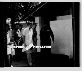 Rombongan tim kebersihan ketika meninjau sebuah perkampungan, foto diambil saat acara peninjauan ...