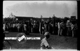 Suasana peringatan hari buruh di sebuah lapangan di surabaya, 1 – 5 – 1955