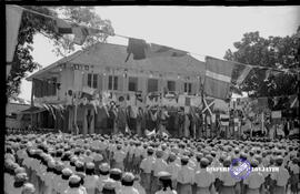 Suasana peringatan HUT Kemerdekaan RI ke 8, tampak barisan para pelajar menghadap ke gedung negar...