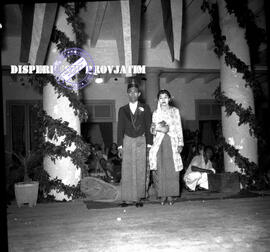 Fashion show dengan mengenakan pakaian pengantin adat jawa pada malam amal penggalangan dana bant...