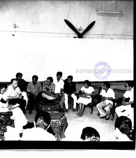 Rapat / pertemuan panitia pada pameran lukisan dan Grafika USSR di Surabaya, 6 s.d  11 – 2 – 1961