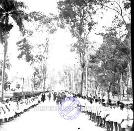 Di kiri dan kanan jalan ribuan masyarakat ikut memberikan penghormatan terakhir, iring-ringan pem...
