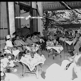 Acara ramah tamah di gedung negara grahadi pada peringatan HUT Kemerdekaan RI ke 8 di Surabaya, 1...
