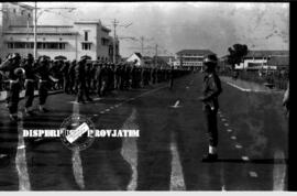 Suasana upacara di depan kantor Gubernuran pada peringatan Hari Maritim di Surabaya , 21 – 8 – 1963