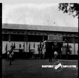 Gedung Pendidikan Umum Universal Culture Centre di Tanjung Perak eksposisi / pameran  operation b...