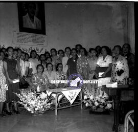Foto bersama saat peringatan ¼ abad wanita di surabaya, dengan sebuah acara peletakan batu pertam...