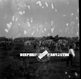 Suasana kerja bhakti dalam rangka  memperingati hari sumpah pemuda, 23 – 10  – 1958