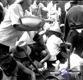 Pembangunan ke Djabung (Tumpang) Malang, tgl. 23 Maret 1957. Warga sedang gotong royong/kerjabakti