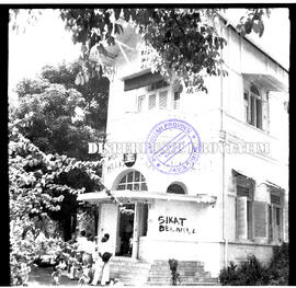 Sebuah gedung di Jl. Sumatra dengan tulisan  tuntutan pembebasan irian barat foto diambil  saat k...
