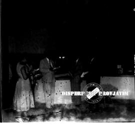 Kunjungan Sekjen di stand pameran CFI di Surabaya, tahun 1958