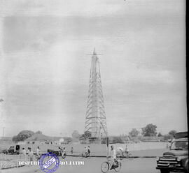 Tugu peringatan 10 Nopember 1953. Trem listrik melintas didepan menara pemancar, tgl 24 Oktober 1953