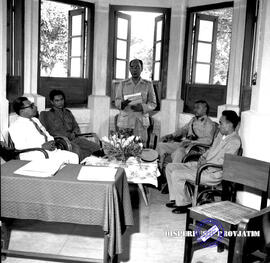 Timbang terima kepada Kepala Jawatan Perkebunan Propinsi Jawa Timur. Sdr Bustaman dengan Ir. Soep...