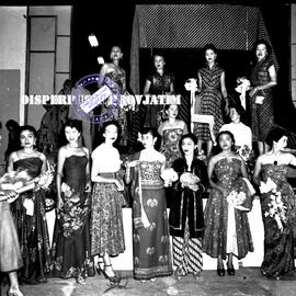 Foto bersama dalam acara batik show  di surabaya, 16 – 12 – 1953
