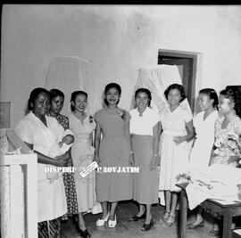 Bayi yang lahir di sebuah klinik / rumah sakit peringatan HUT Kemerdekaan RI ke 8 di Surabaya, 17...