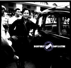 Suasana demonstrasi nickey yang terjadi di depan kantor gubenuran surabaya, 1956