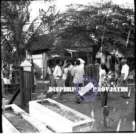 Para peziarah yang ikut mengangkut jenazah untuk dibawa ke komplek pemakaman Alm. Bpk. Sudjiman, ...