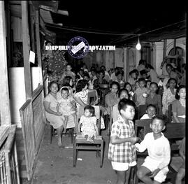 Suasana di sebuah perkampungan dalam malam peringatan HUT Kemerdekaan RI ke 8 di Surabaya, 17 – 8...