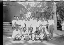 Foto bersama para pengajar dan pengasuh pondok pesantren tebu ireng Jombang, tanggal 13 mei 1952