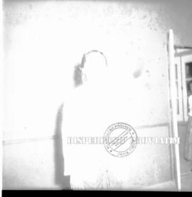 Foto seorang perempuan tengah pada acara pembukaan gedung RRI yang baru di Surabaya, 1 – 1 – 1956