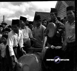 Kelompok keseneian tradisional sedang menabuh bedug dan gendang untuk mengiringi tarian tradision...
