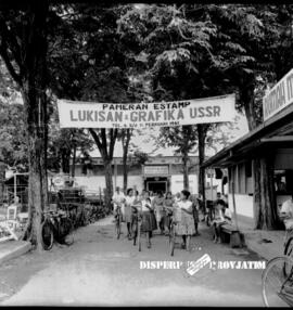 Para pengunjung akan memasuki lokasi pameran lukisan dan Grafika USSR / Rusia di Surabaya, 6 s.d ...