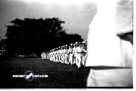 Peserta defile dari kesatuan angkatan bersenjata tampak memasuki halaman an balai kota pada perin...