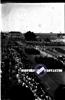 Defile / parade pasukan dalam peringatan hari pahlawan di Surabaya, 10 – 11 – 1953