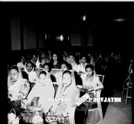 Ibu-ibu para undangan yang menghadiri  acara Isro’ Mi’roj di gedung negara Grahadi,  23 – 1 – 1960