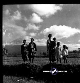 Foto 3 orang penduduk Desa Supit Urang Lumajang, foto diambil pada saat promotion tour, 8 – 9 – 1969