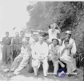 Perkebunan gula. Pegawai pabrik gula berfoto bersama