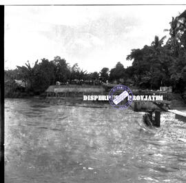 Sebuah jembatan putus karena bencana alam banjir di Kediri, 3 – 1 – 1955