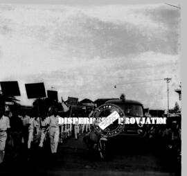 Kontingen peserta pawai dengan membawa  tulisan slogan menentang pendudukan Belanda di Irian Bara...