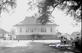 Bank Indonesia ke-18 di Jember tampak gambar gedung RI di Jember (tampak depan) Tanggal 8 Pebruar...