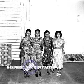 Foto bersama dalam acara batik show  di surabaya, 16 – 12 – 1953