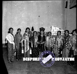 Acara foto bersama para peragawati ketika dalam batik show  di surabaya, 16 – 12 – 1953